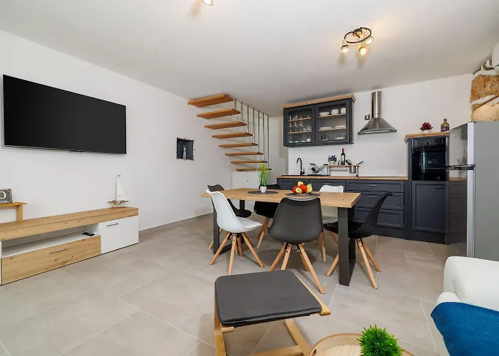 Case de vacanță Malerisches Steinhaus Mit Privatpool, Bbq, Waschmaschine, Liegen, Klimatisierte Schlafzimmer *