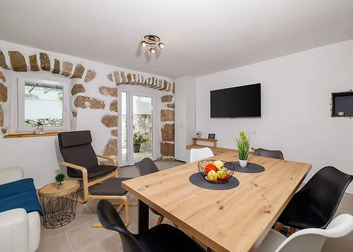 Malerisches Steinhaus Mit Privatpool, Bbq, Waschmaschine, Liegen, Klimatisierte Schlafzimmer Case de vacanță